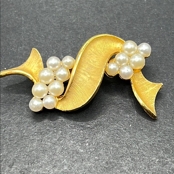 Vintage Jewelry Vintage Brushed Gold Faux Pearl Brooch Poshmark
